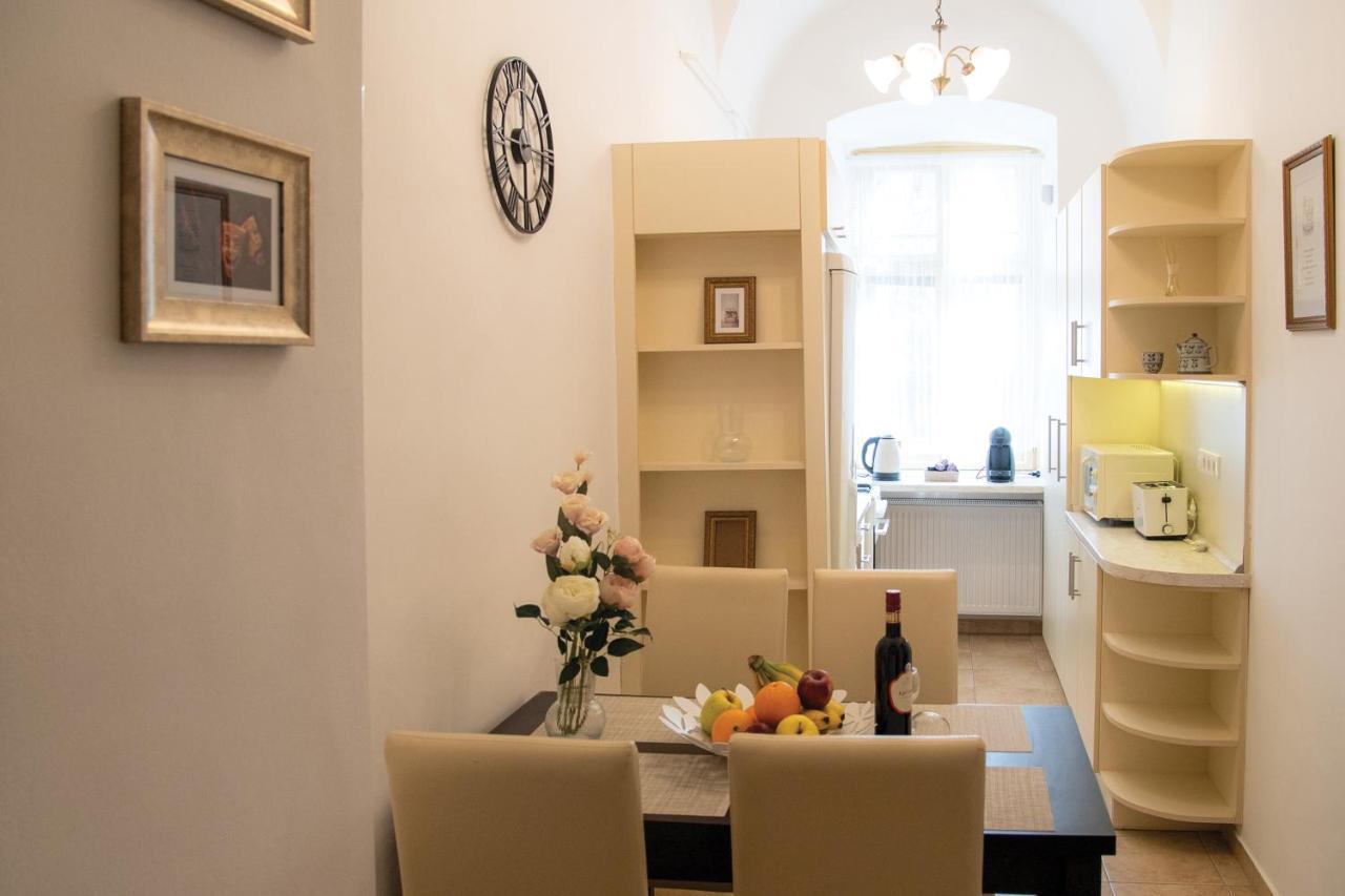 Theatroom Apartman Eger Luaran gambar