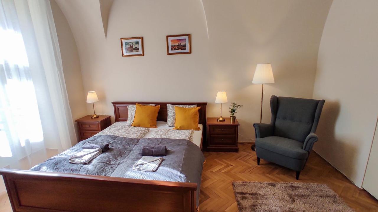 Theatroom Apartman Eger Luaran gambar